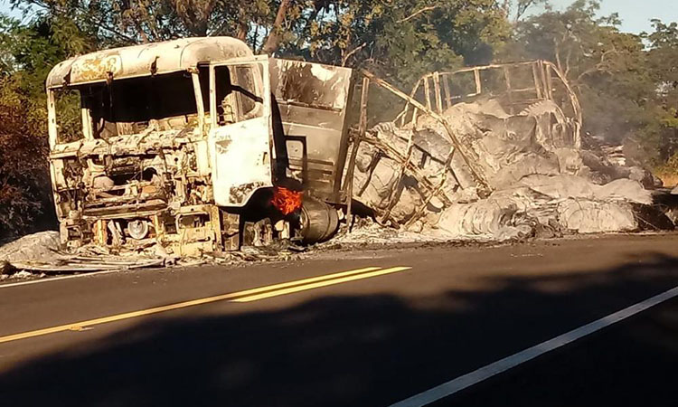 carreta carregada de algodão pega fogo em Oeiras