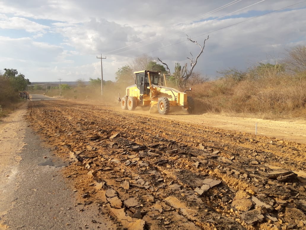 recuperação  PI-395 que dá acesso a Palmeira do Piauí